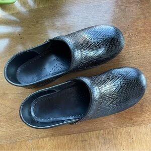 Dansko Professional Woven Black Leather Clogs Size EU 40, US 9.5-10